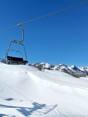 seggiolino vuoto di una seggiovia in una bella giornata invernale