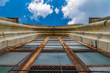 Naklejka premium The window of a Gothic-style Roman Catholic Church against a blue sky