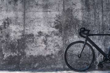 Picture of a bicycle in front of big concrete wall