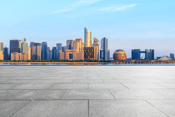 Obraz premium Empty square floor and Hangzhou city skyline with buildings