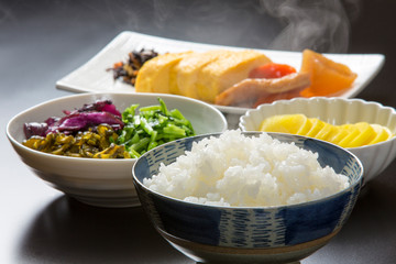家庭料理の食卓