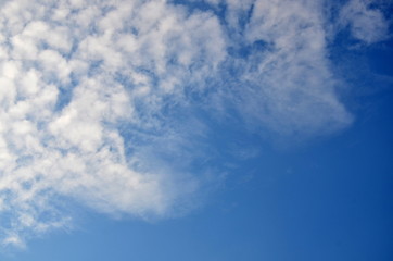 Blauer Himmel mit Schäfchenwolken