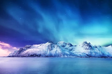 Zelfklevend Fotobehang Aurora borealis op de Lofoten-eilanden, Noorwegen. Groen noorderlicht boven bergen. Nacht winterlandschap met aurora en reflectie op het wateroppervlak. Noorwegen-afbeelding © biletskiyevgeniy.com
