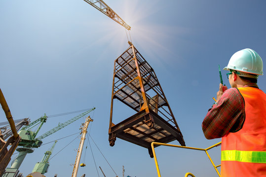 scaffolding lifting by the gantry crane by order of the stevedore or engineering, loading master, working on high level platform at risk of handle, handling good or equipments in high dangerous