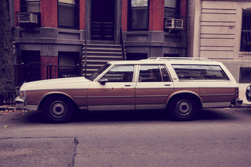 Coche vintage años 80 aparcado en la calle