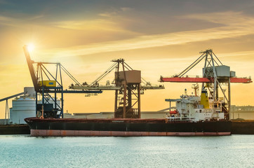 cargo géant dan le port de Dunkerque