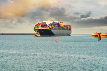 cargo géant dan le port de Dunkerque