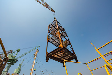 scaffolding lifting by the gantry crane by order of the stevedore or engineering, loading master, working on high level platform at risk of handle, handling good or equipments in high dangerous