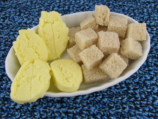 Frische leckere selbstgemachte Butter mit Brotwürfeln