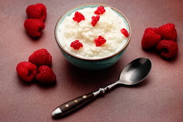 schüssel milchreis mit frucht