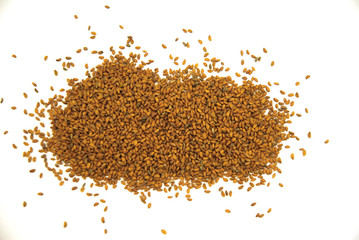 Tas de graines sur fond blanc, isolé