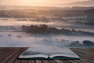 Prachtig mistig Engels landelijk landschap bij zonsopgang in de winter met lagen die door de velden rollen en uit pagina's komen in een magisch verhalenboek