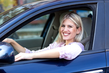 Obraz na płótnie Canvas Cute girl driving a car