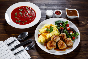 Roast meatballs with potatoes and vegetable salad