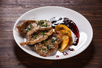 Grilled beefsteak with apples