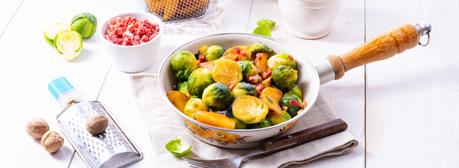 Roasted Brussels sprouts with honey and sesame from the oven