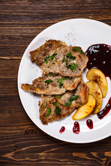 Grilled beefsteak with apples