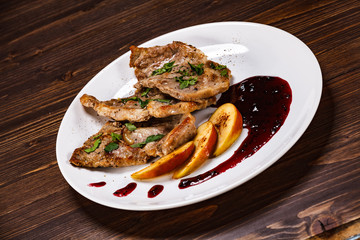 Grilled beefsteak with apples