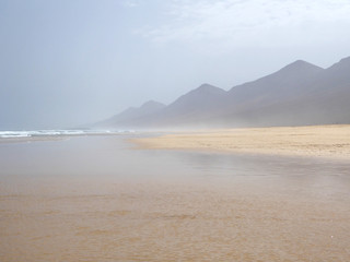 Paysage de désert aux Iles Canaries à Fuerteventura avec des dunes de sable