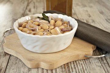 fagioli bianchi in insalata con cipolla con olio dal basso