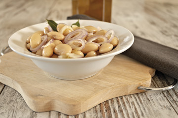 fagioli bianchi in insalata con cipolla piatto fronte