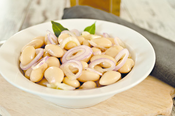 fagioli bianchi in insalata con cipolla da sopra piatto