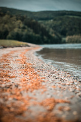 Schotterstrand an einem See