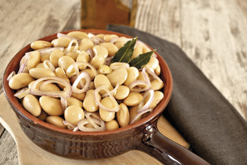 fagioli bianchi in insalata con cipolla da sopra in coccio scuro