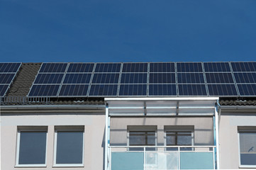 Solarmodule auf Dach von Mehrfamilienhaus