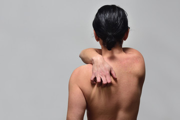 middle-aged woman with pain in the upper part of the spine