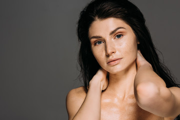 Obraz premium attractive naked woman with freckles on face isolated on grey