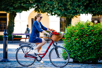 Obraz premium Urban biking - woman and bike on city street