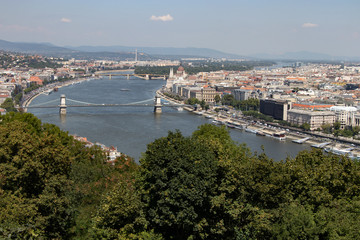 Fototapeta premium Veduta della città di Budapest, il fiume Danubio con i suoi ponti