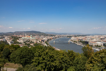 Fototapeta na wymiar Veduta della città di Budapest, il fiume Danubio con i suoi ponti