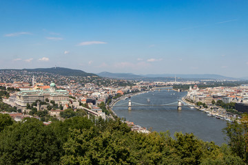 Veduta della città di Budapest, il fiume Danubio con i suoi ponti