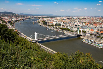 Veduta della città di Budapest, il fiume Danubio con i suoi ponti - obrazy, fototapety, plakaty