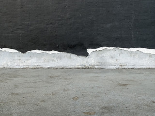 papier peint noir déchirée sur un mur blanc