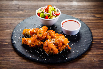 Grilled chicken wings and vegetables