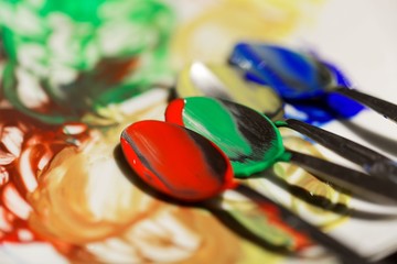 Spoons with different colors for painting