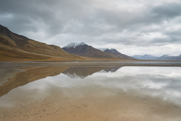 Fototapeta na wymiar Beautiful reflections in Adventdalselva river near Longyearbyen, Svalbard, Norway
