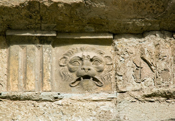 Fontaine lion Bas relief place Cathédrale Saint-Martin de Lucques (Lucques Toscane Italie)