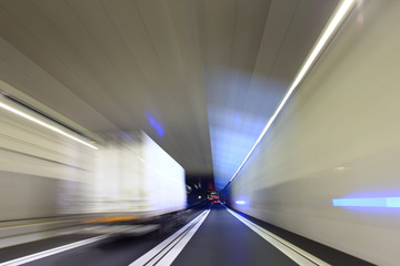 Naklejka premium 高速道路のトンネルを走行するトラック