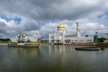 Fototapeta na wymiar Sultan Omar Ali Saifuddien Mosque in Brunei during cloudy day. Considered as one of the most beautiful mosques in the Asia Pacific.