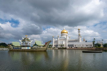 Fototapeta premium Sultan Omar Ali Saifuddien Mosque in Brunei during cloudy day. Considered as one of the most beautiful mosques in the Asia Pacific.