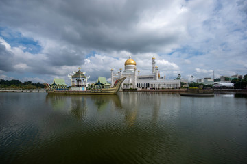 Fototapeta premium Sultan Omar Ali Saifuddien Mosque in Brunei during cloudy day. Considered as one of the most beautiful mosques in the Asia Pacific.