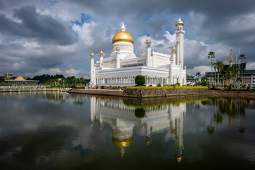 Fototapeta na wymiar Sultan Omar Ali Saifuddien Mosque in Brunei during cloudy day. Considered as one of the most beautiful mosques in the Asia Pacific.