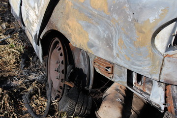 accident de la route : voiture brûlée