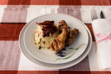 Pollo frito con arroz, verduras y bacon