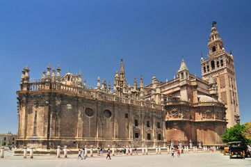 Fototapeta premium Katedra w Sewilli (Catedral de Santa Maria de la Sede), architektura w stylu gotyckim w Hiszpanii, region Andaluzji.