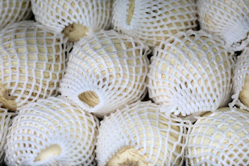 Exotische Früchte an einem Marktstand in Thailand